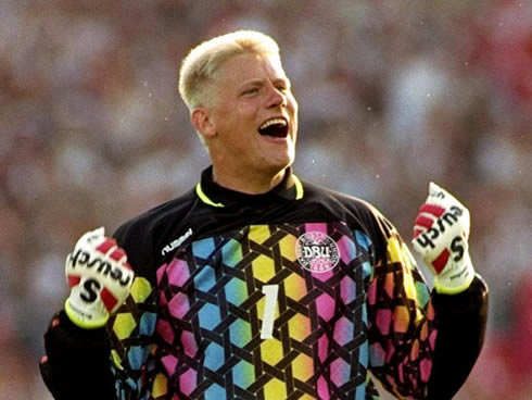 14-42-08-cristiano-ronaldo-414-peter-schmeichel-celebrating-euro-1992-championship-for-denmark