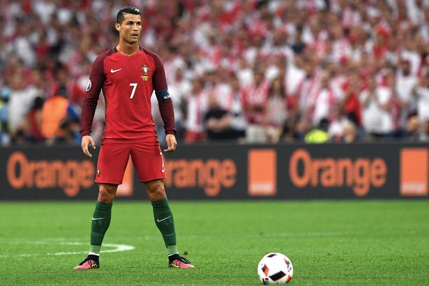 Portugals-forward-Cristiano-Ronaldo-loo