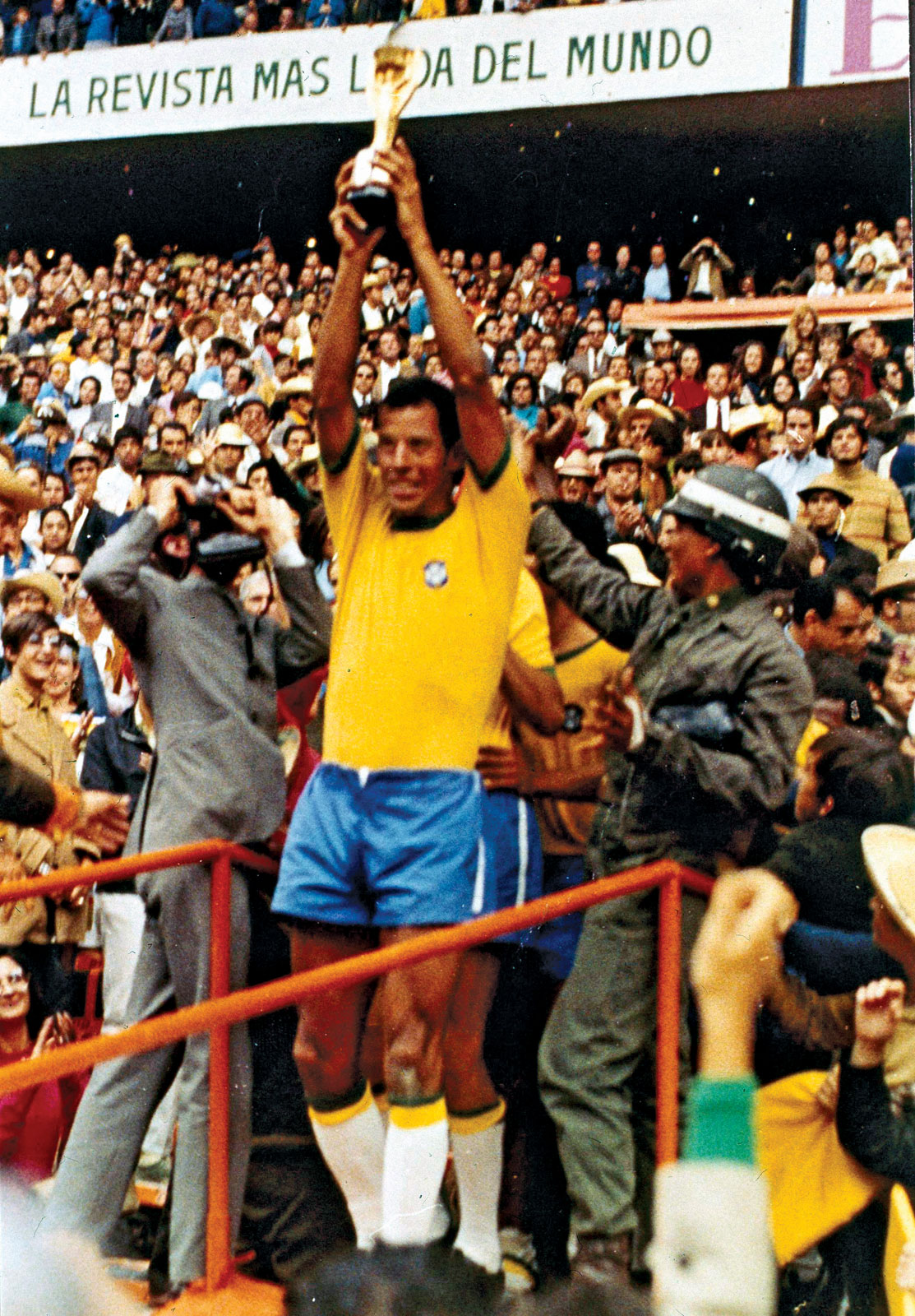 Carlos-Alberto-Torres-trophy-Jules-Rimet-Brazil-1970