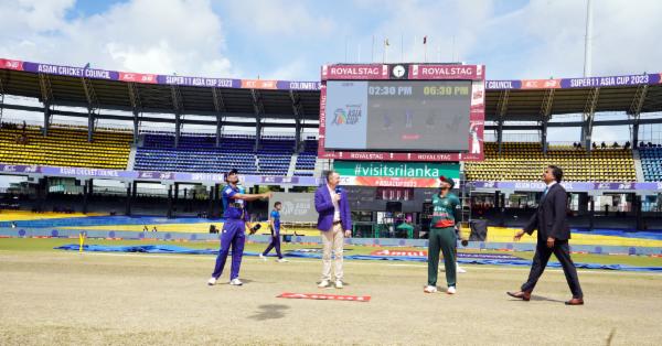 বাঁচা-মরার ম্যাচে একটি পরিবর্তন নিয়ে বোলিংয়ে বাংলাদেশ